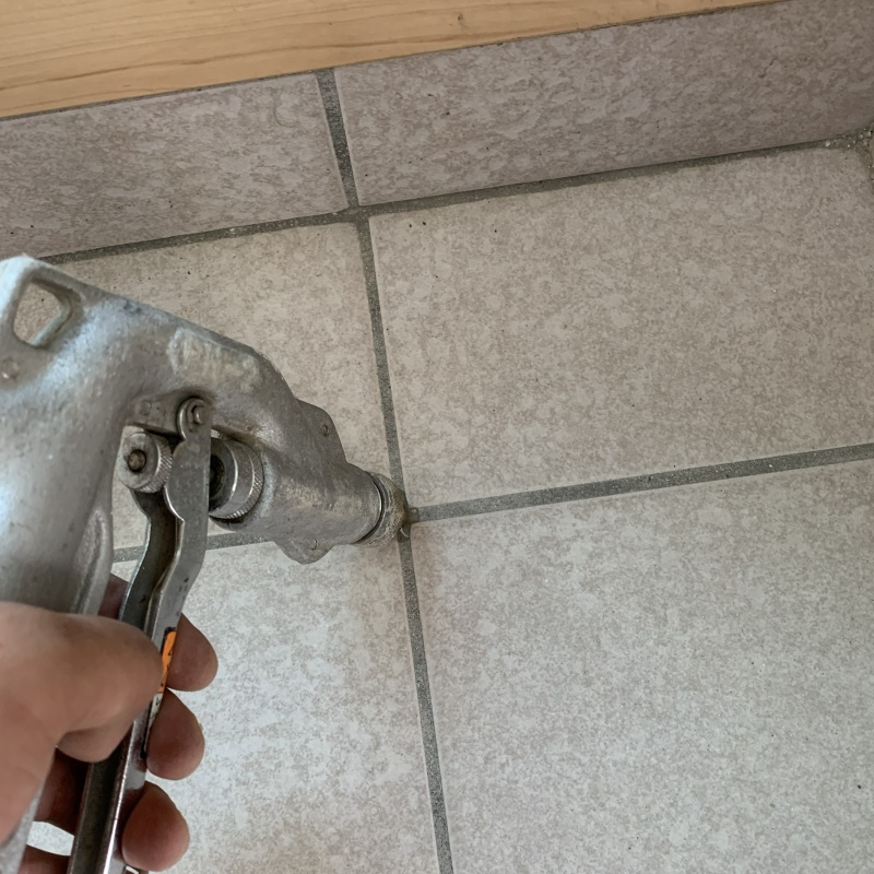 玄関の床に防蟻剤を注入する様子