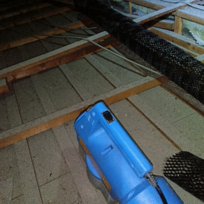屋根裏に除菌剤を散布
