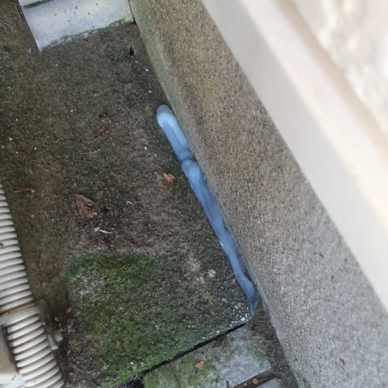 外壁と地面の間のすき間を封鎖