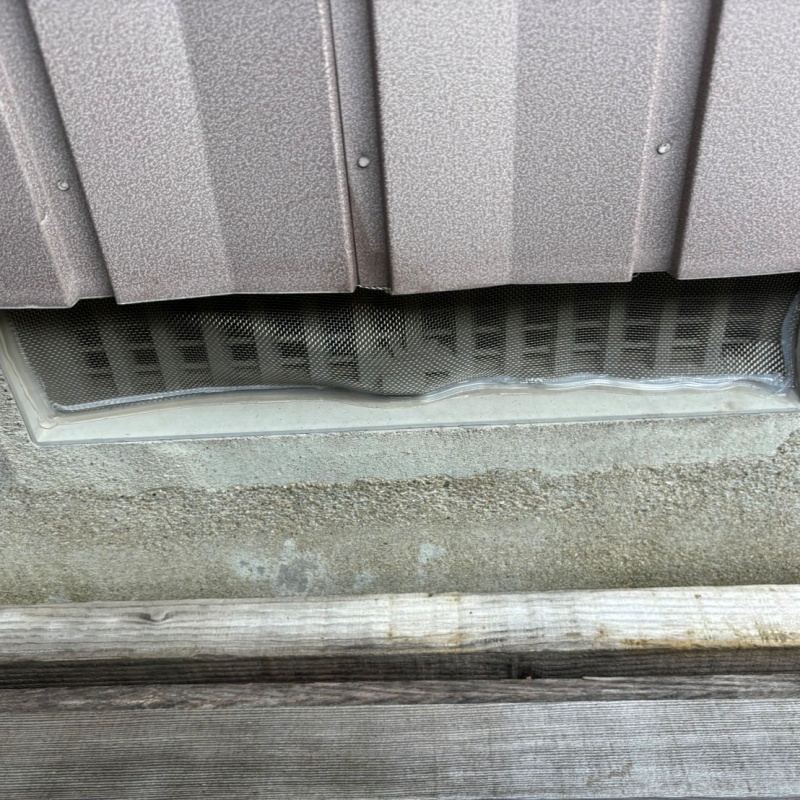 床下換気口をネットとパテで封鎖