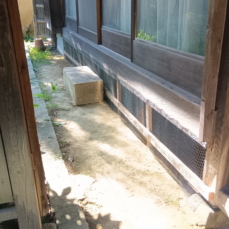 床下の開口部を板で封鎖