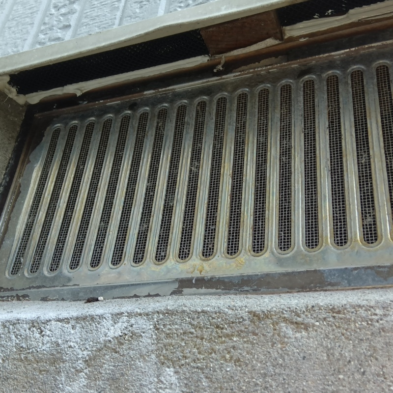 床下換気口のすき間を封鎖