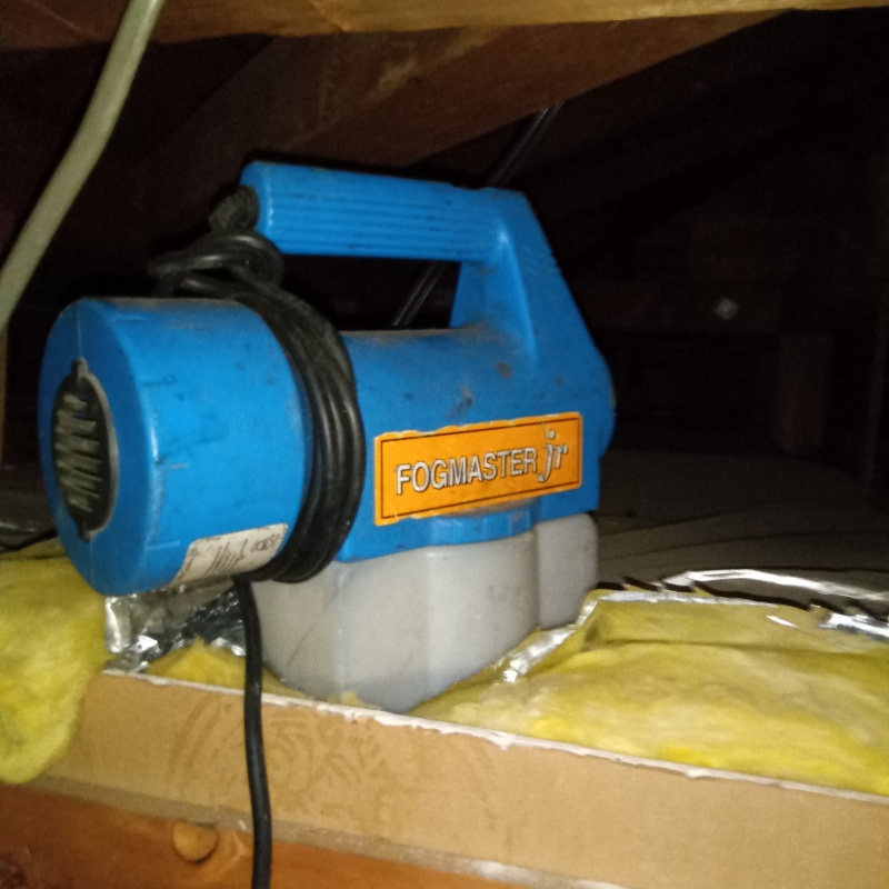 噴霧器で殺虫剤を散布