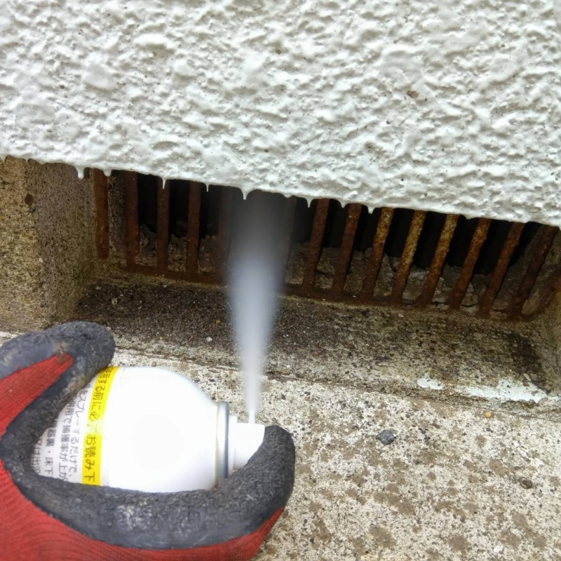 床下換気口から忌避剤をスプレー