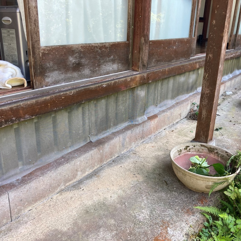 建物の外周にネットを設置