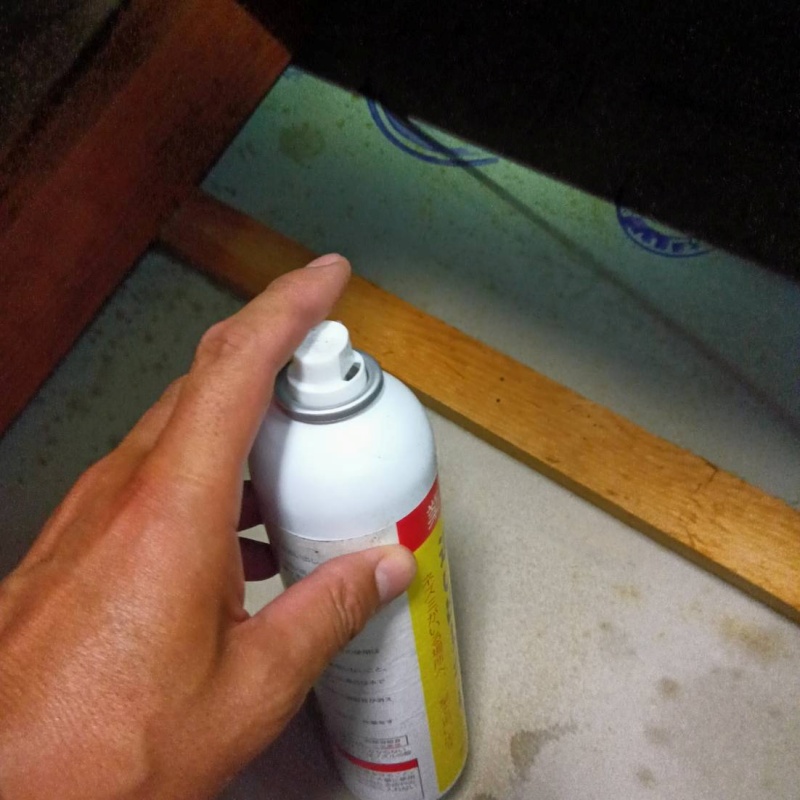 天井裏に忌避剤を散布