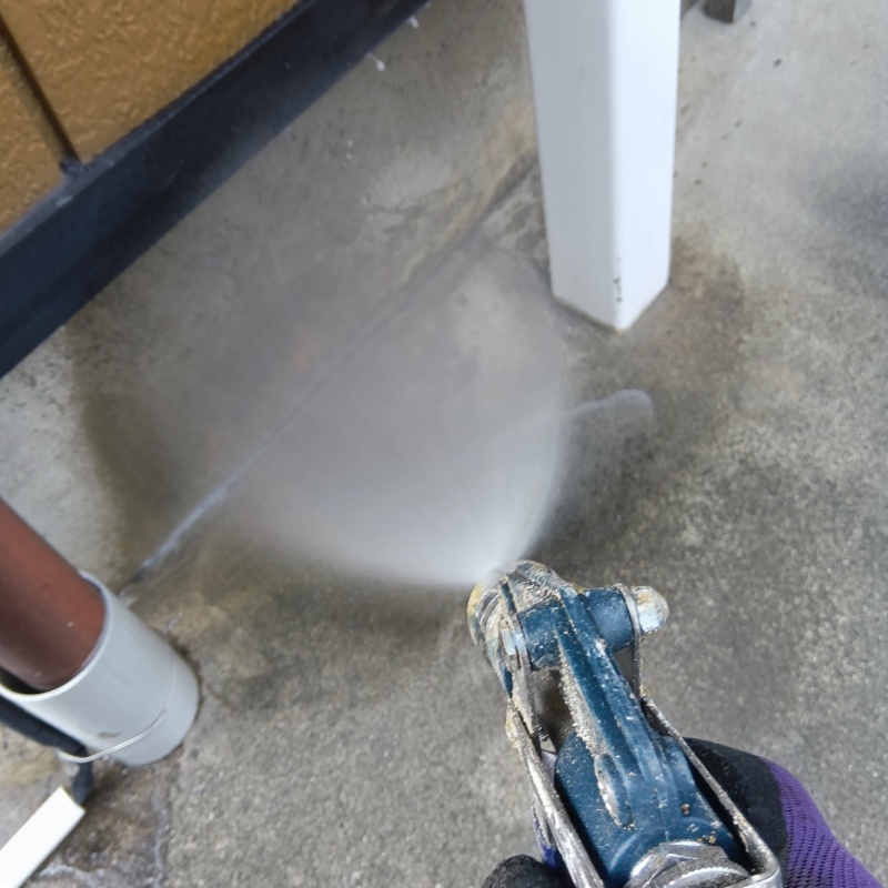 基礎まわりにシロアリ駆除剤を散布する様子