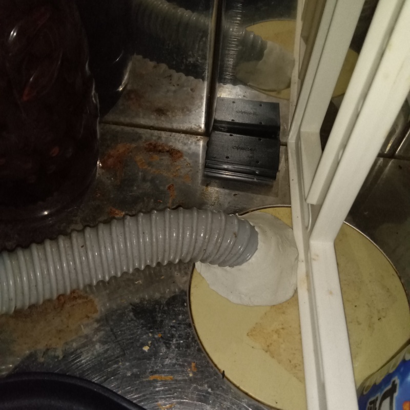 配管が通る穴のすき間を封鎖