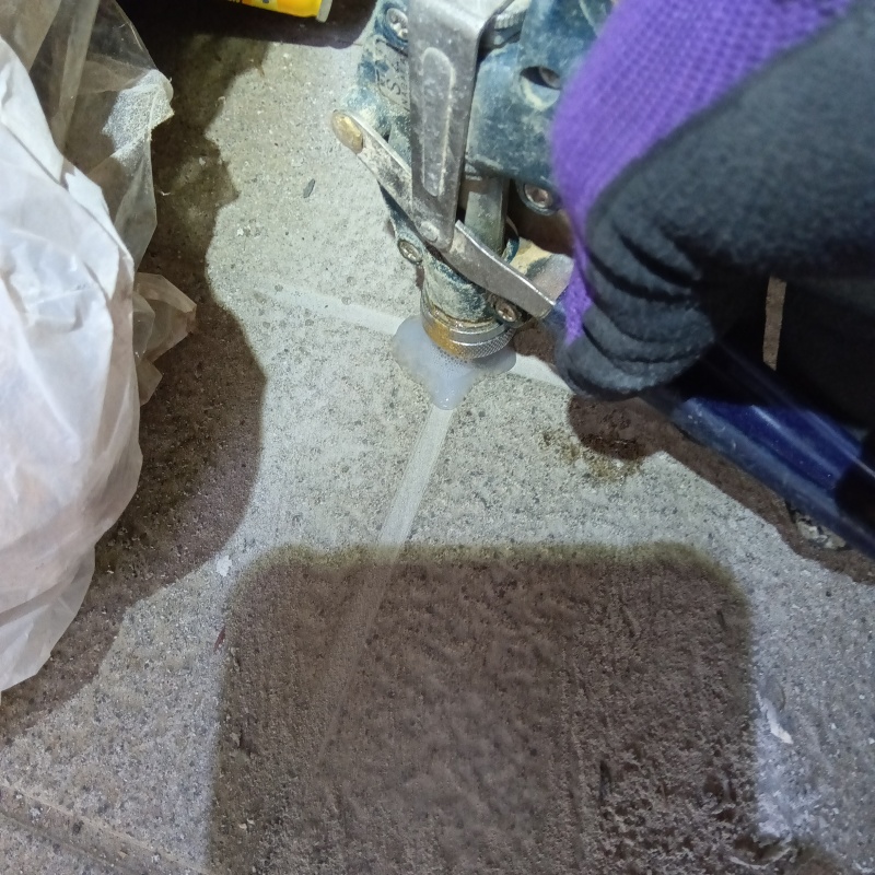 床に防蟻剤を注入