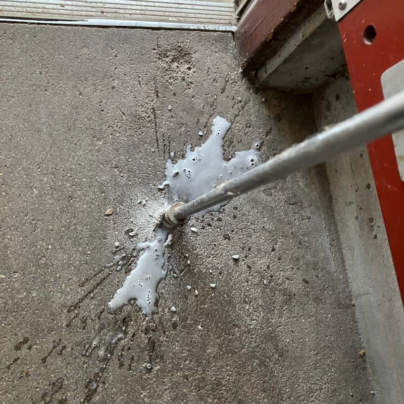 床にシロアリ駆除剤を注入