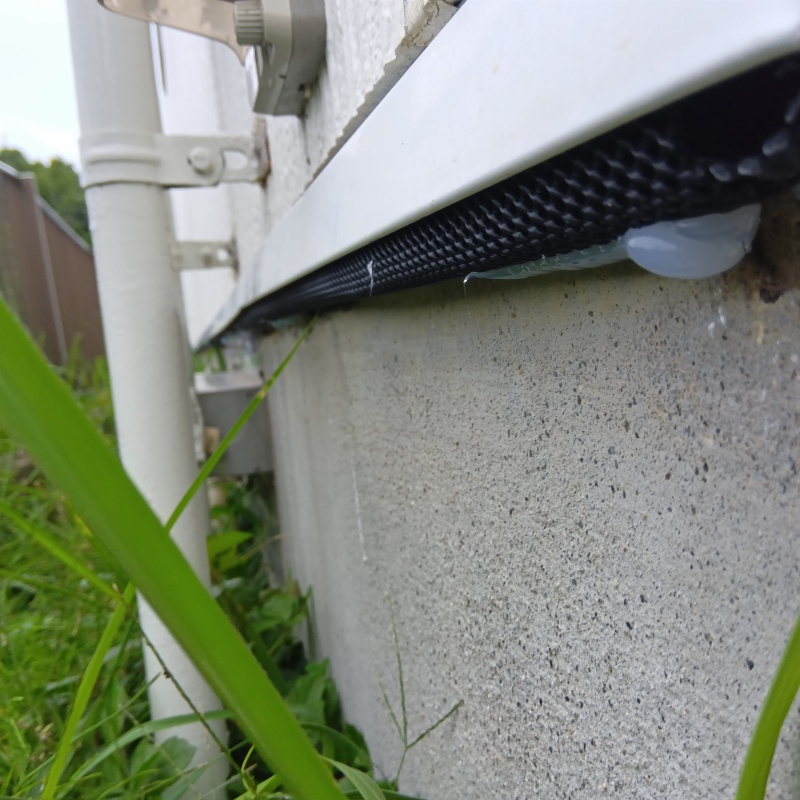 外壁の笠木のすき間を封鎖