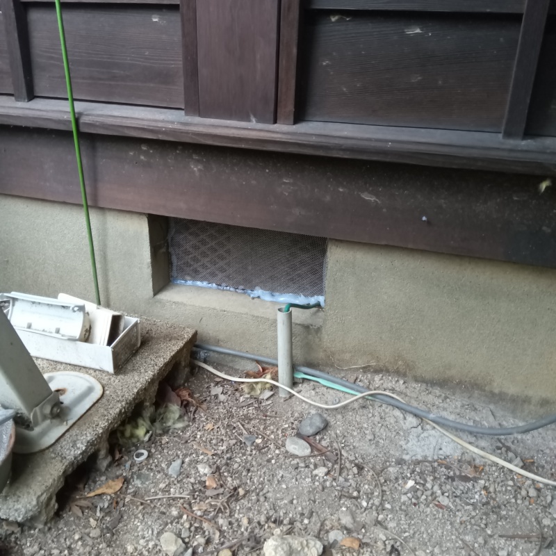 床下換気口をネットとパテで封鎖