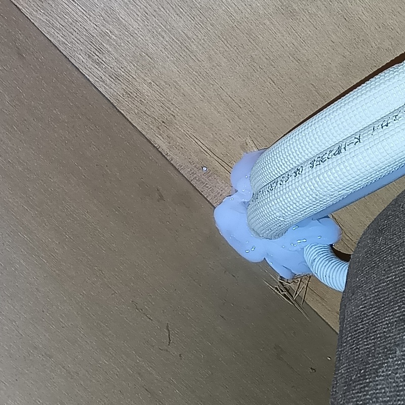 配管が通る穴のすき間を封鎖