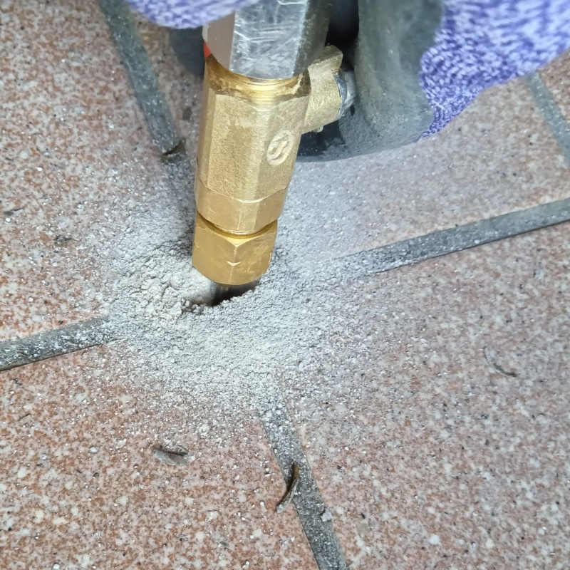 床にシロアリ駆除剤を注入