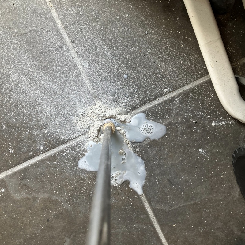 床に防蟻剤を注入