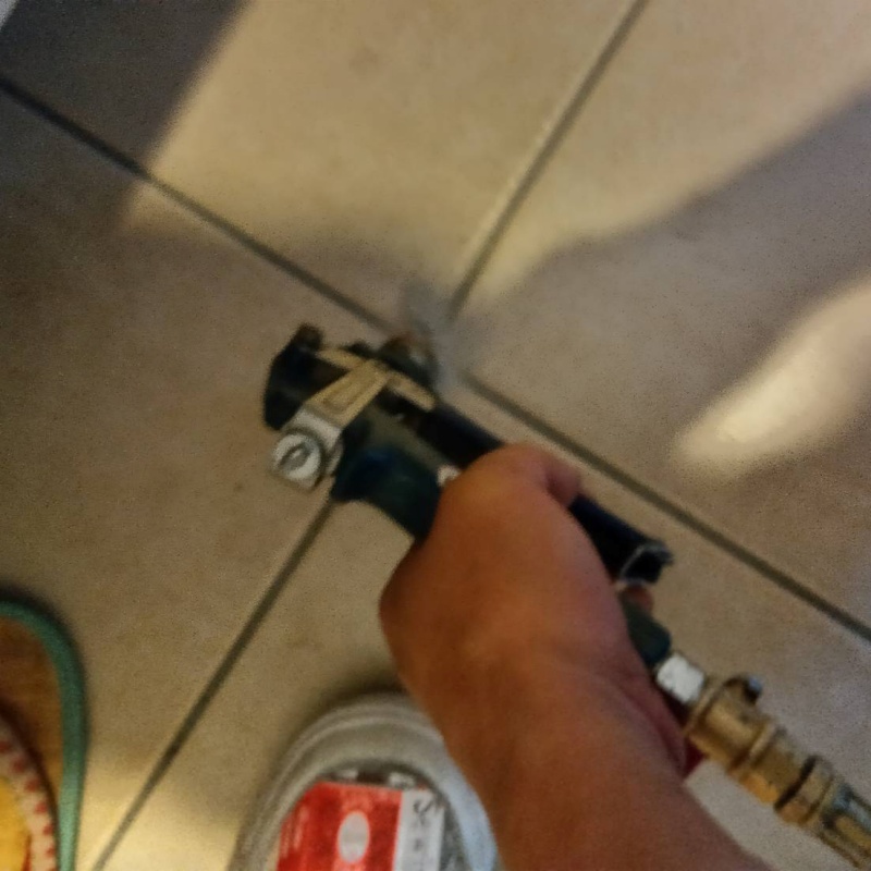 床に防蟻剤を注入