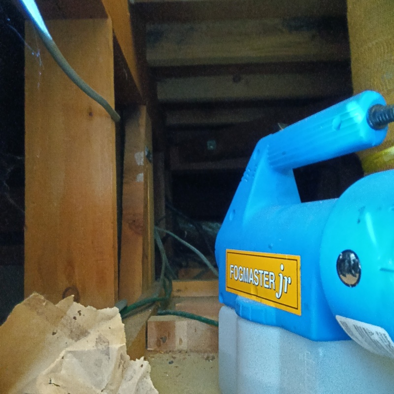 天井裏を噴霧器で除菌・消臭