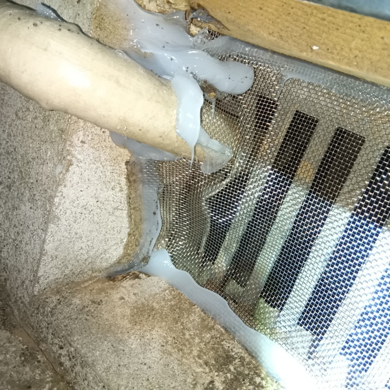 配管が通る穴のすき間を封鎖