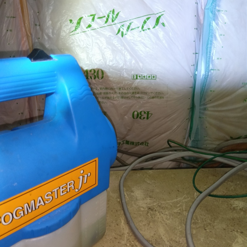 天井裏に除菌剤を散布
