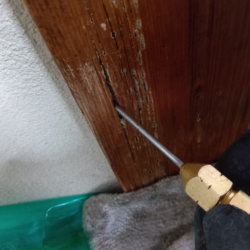木の柱に防蟻剤を注入