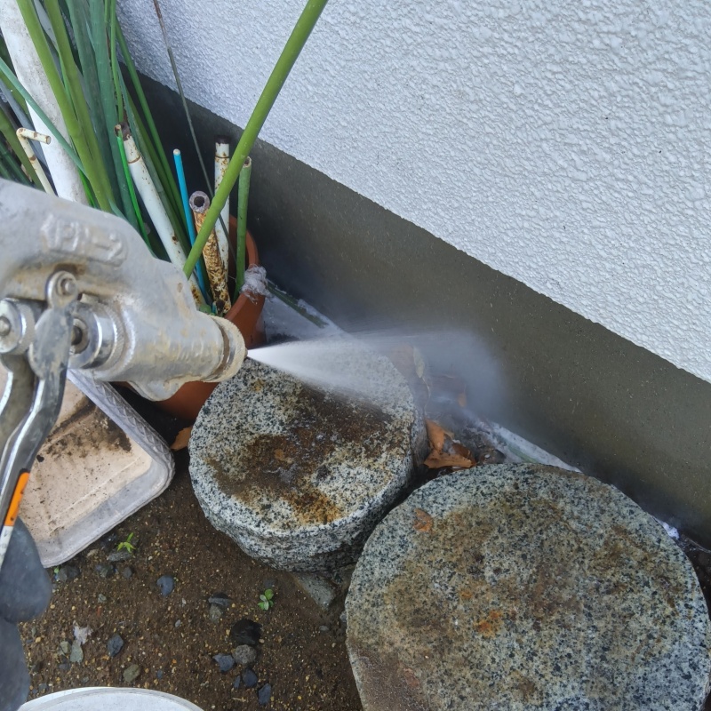 建物の外周に防蟻剤を散布