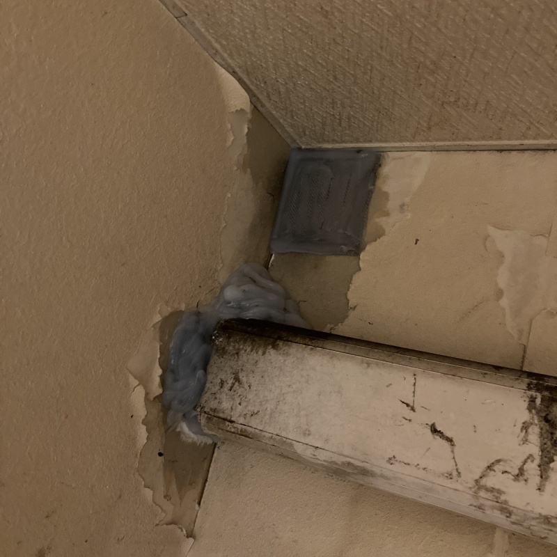 壁と配管導入部の穴を封鎖