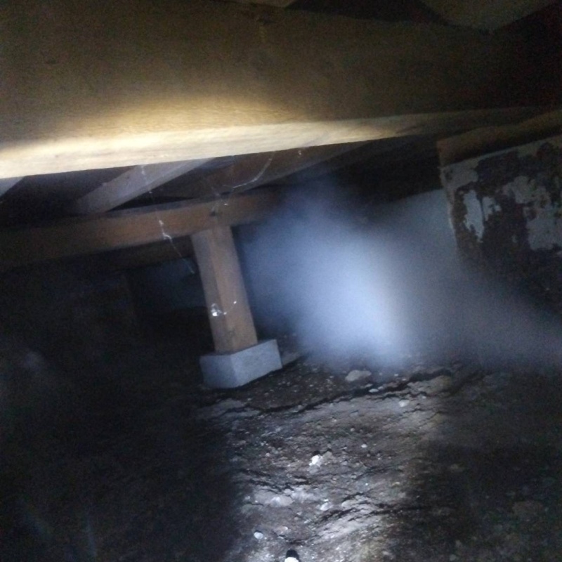 床下を噴霧器で除菌・消臭