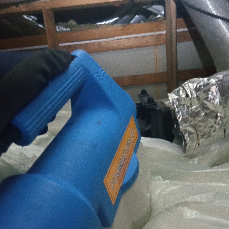 噴霧器で除菌・消臭している様子