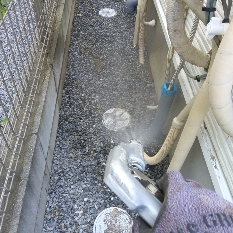 建物の外周に防蟻剤を散布