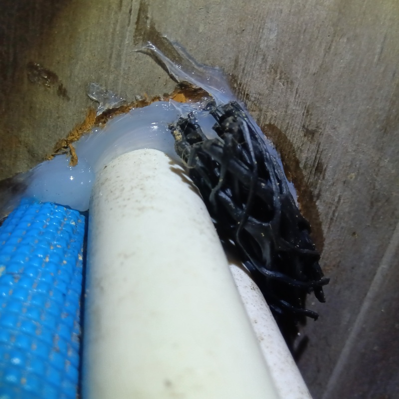 配管が通る穴のすき間を封鎖