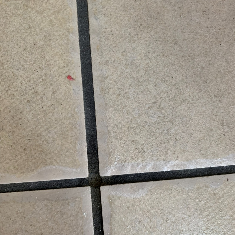 開けた穴を修復した様子