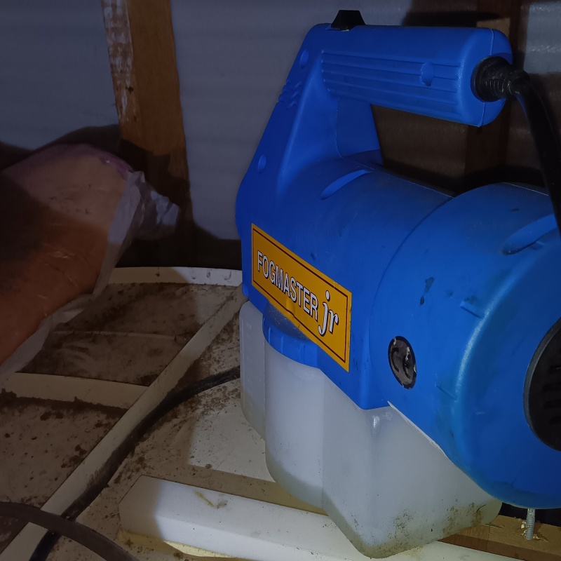 噴霧器で殺虫剤を散布