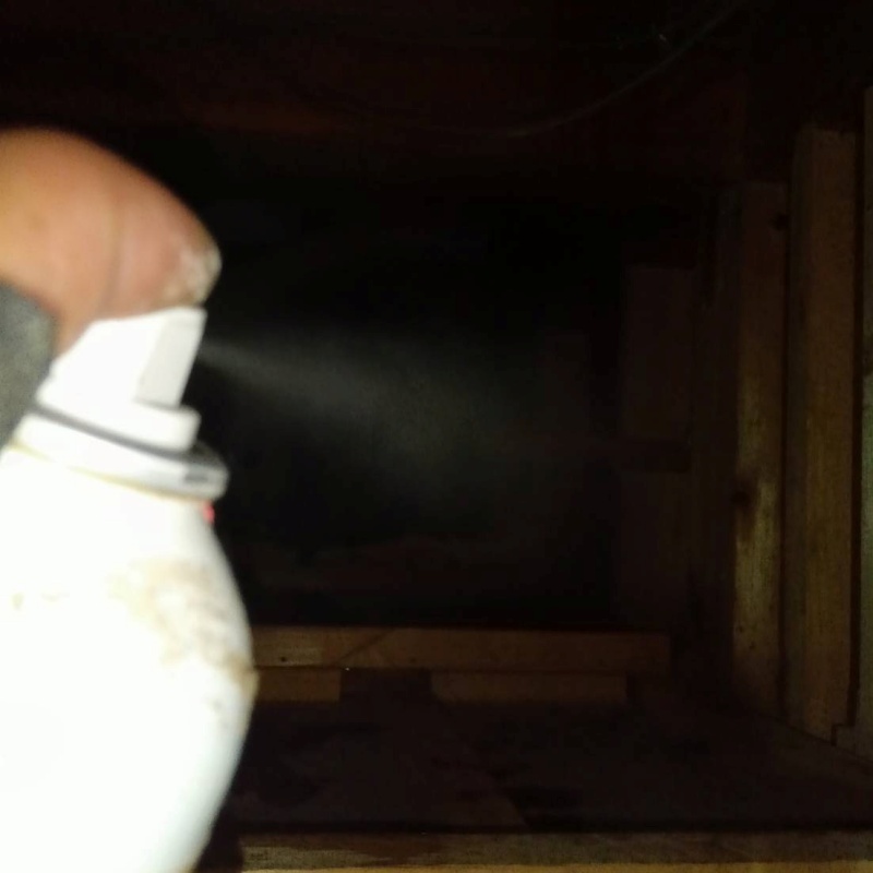 天井裏に忌避剤を散布