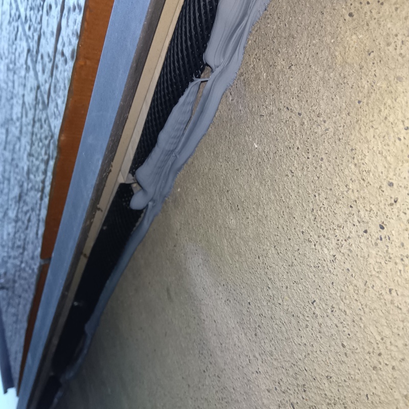 外壁の笠木のすき間を封鎖
