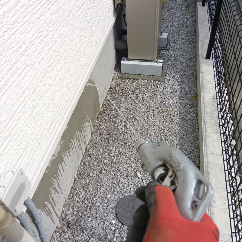 建物の外周に防蟻剤を散布