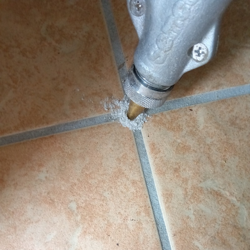 床に防蟻剤を注入
