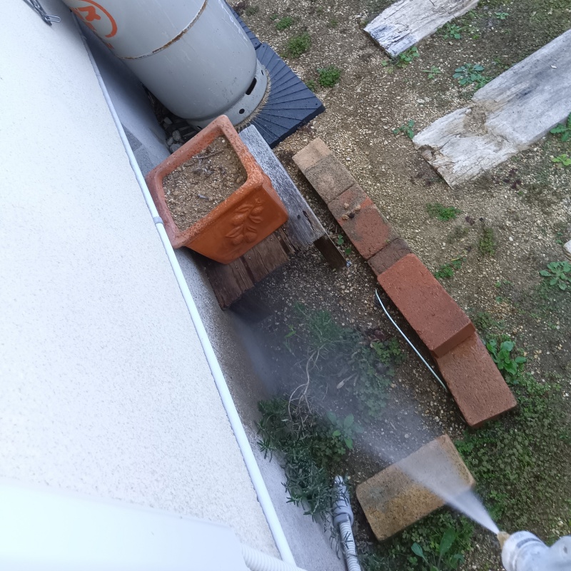 屋外の地面にシロアリ駆除剤を散布