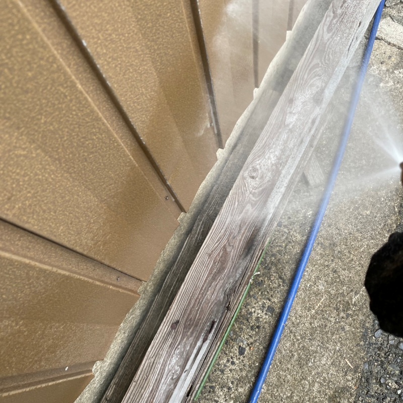 建物の外周にシロアリ駆除剤を散布