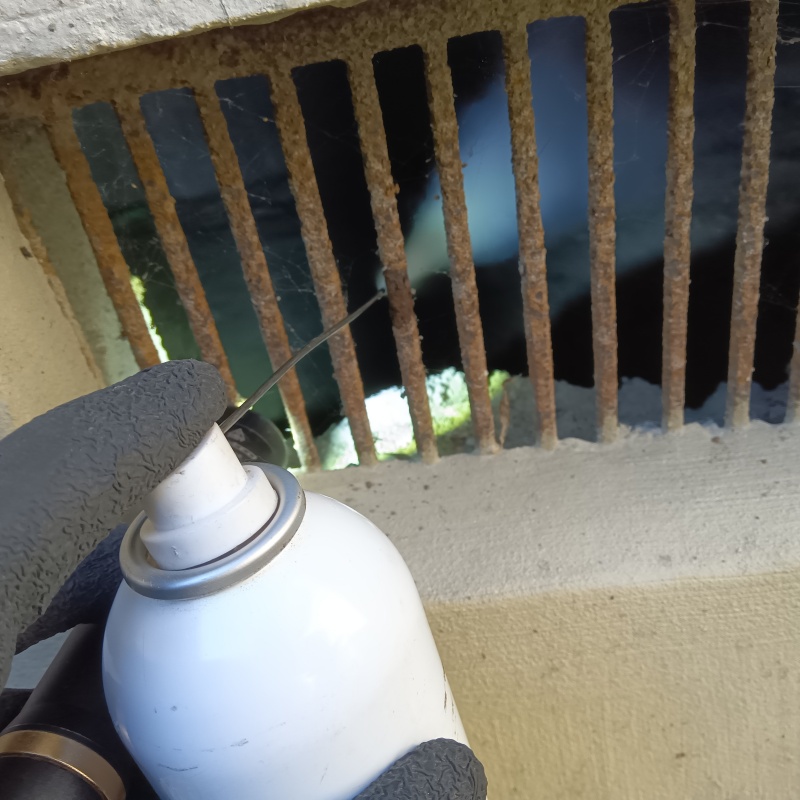 床下換気口から忌避剤をスプレー