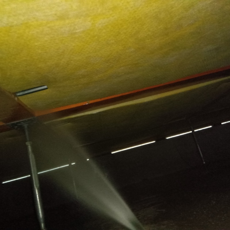 床下の木材に防蟻剤を散布