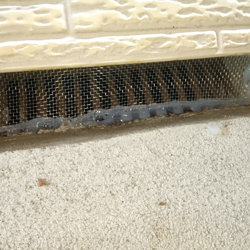 床下換気口をネットとパテで封鎖