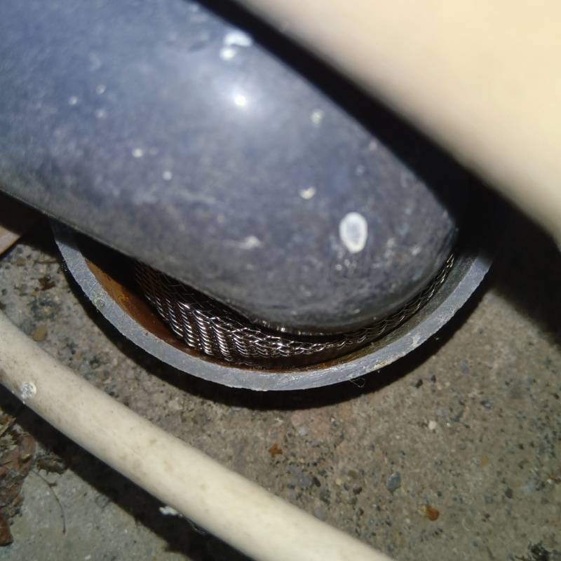 配管が通る穴のすき間を封鎖