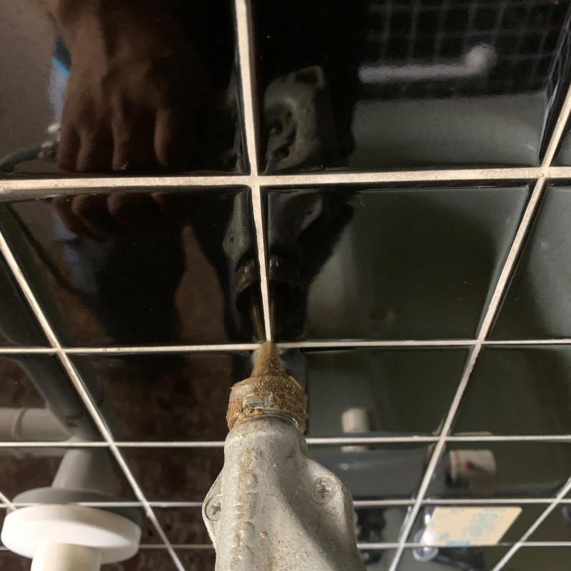 壁に防蟻剤を注入