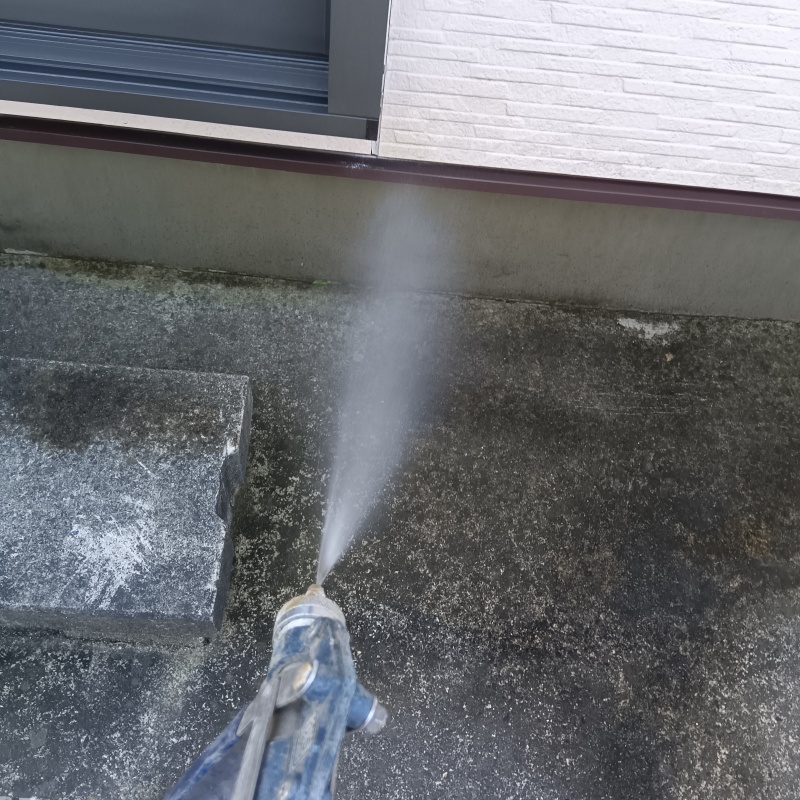 建物の外周に防蟻剤を散布