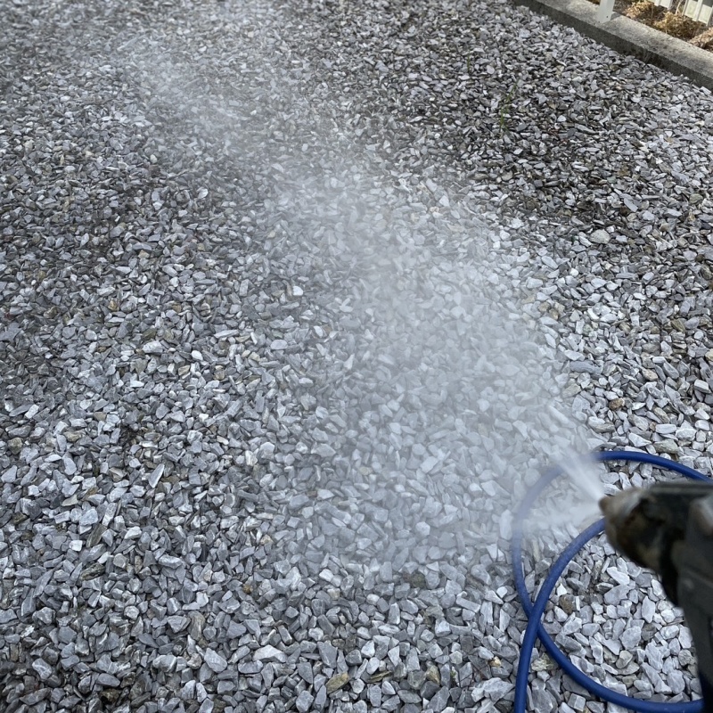 建物の外周に防蟻剤を散布