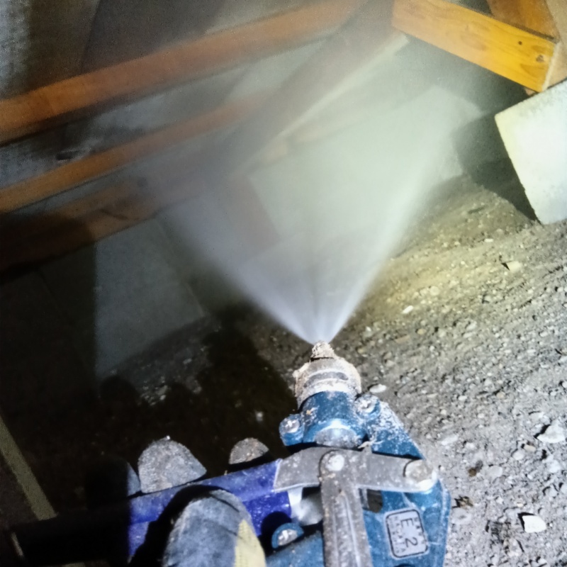 床下の木材にシロアリ駆除剤を散布