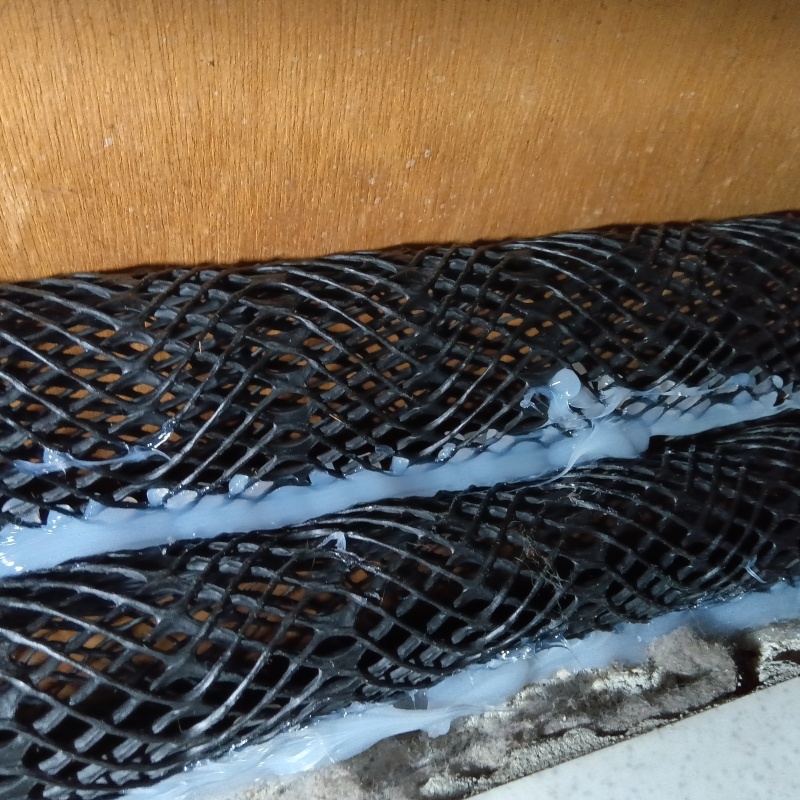 壁のすき間をネットとパテで封鎖