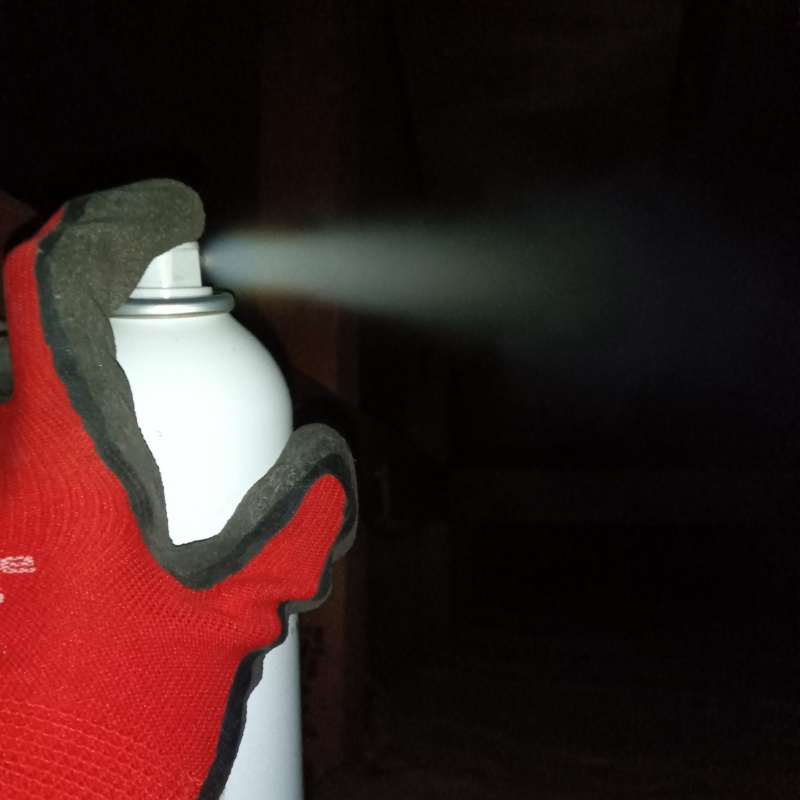 屋根裏に忌避剤を散布する様子