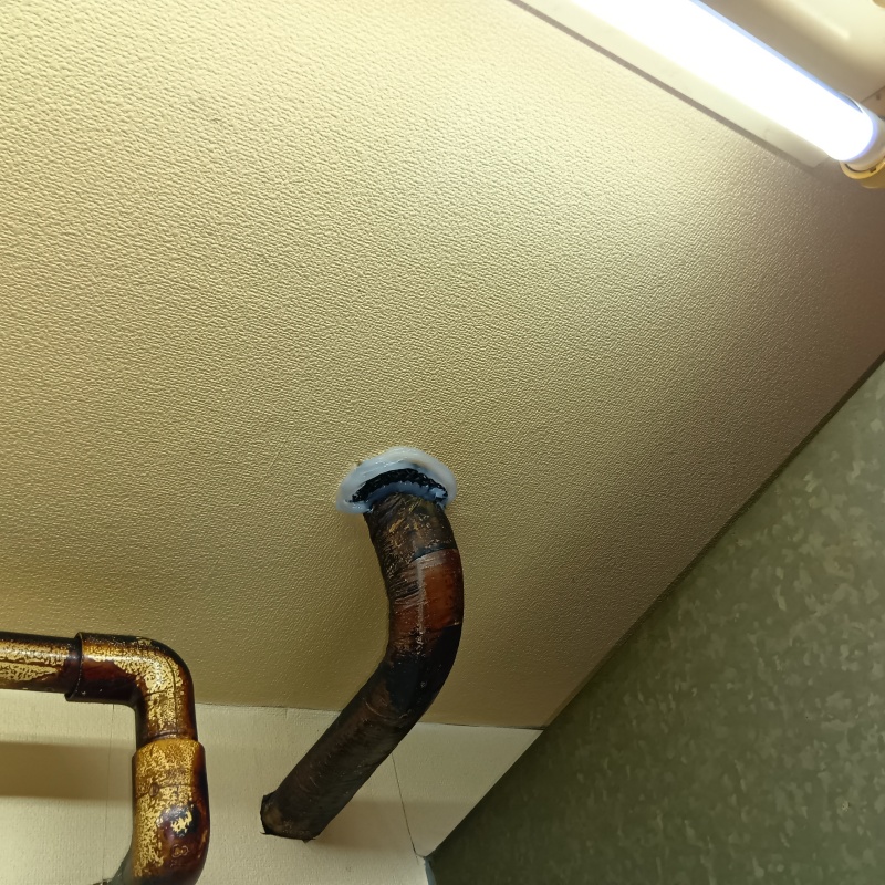 配管のすき間をふさいだ様子