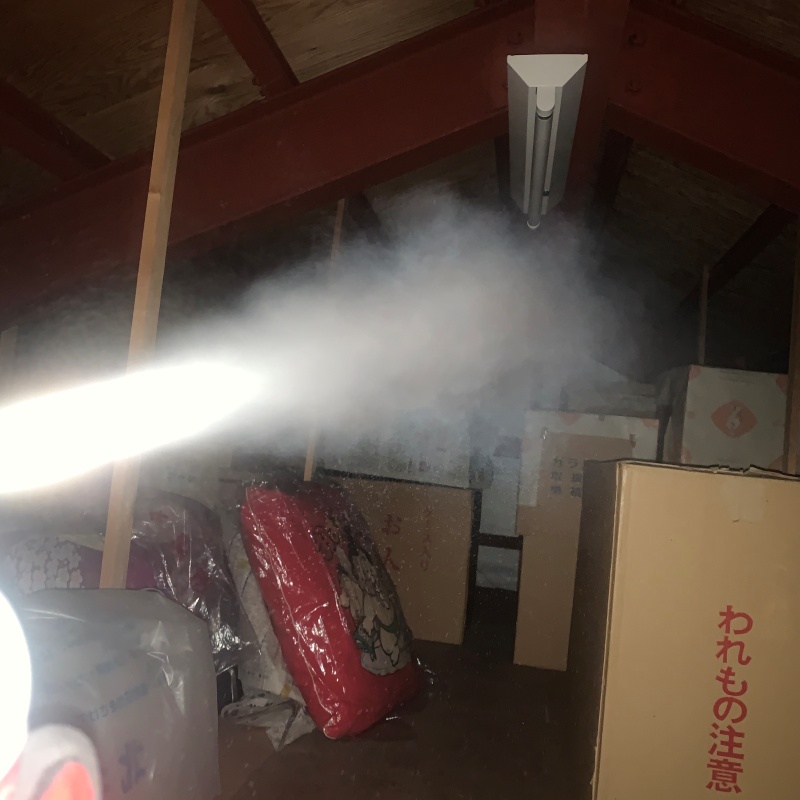 屋根裏に忌避剤を散布する様子